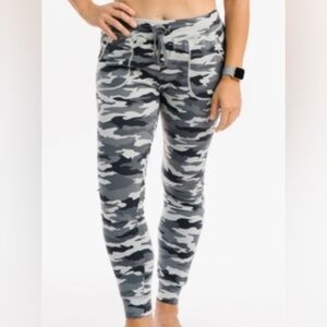 Zyia gray camo print Unwind Joggers/leggings. Women’s size large